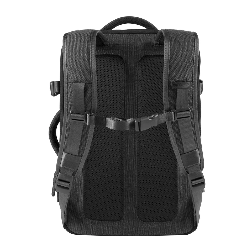 Mochila de viaje Incase EO (negra) se adapta a MacBook Pro de hasta 17" Foto 2 de 4