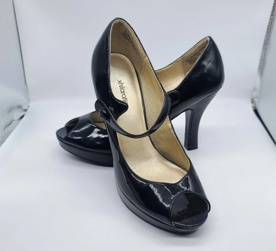 Tacones Xhilaration Peep Toe, tiras de charol negro brillante, talla 7,5 Foto 3 de 4