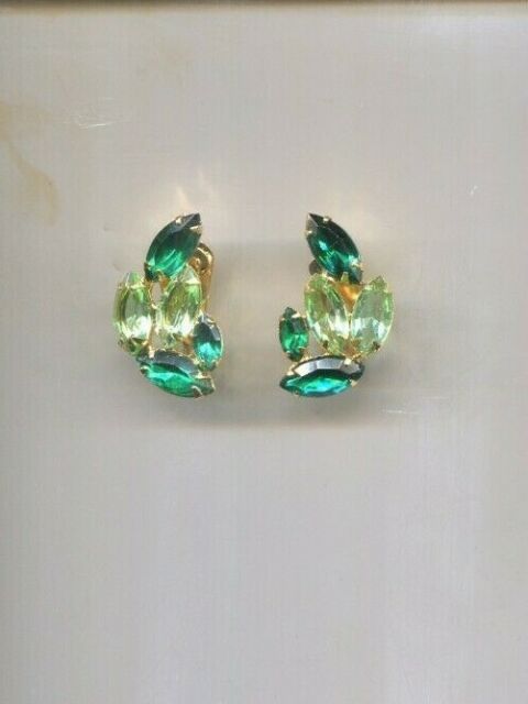 GREEN PRONG SET clip earrings vtg