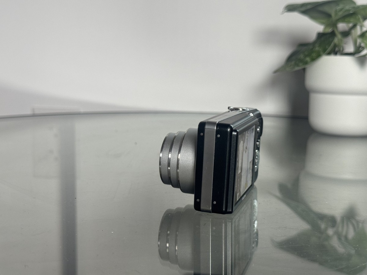 Ricoh Caplio R7 8.2MP Compact Digital Cam 7.1x Zoom Black w