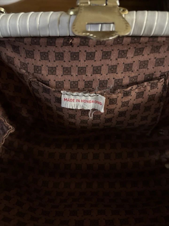 De colección. Cartera canasta tejida de mimbre blanco Mid-Century años 60 con flor de madreperla Foto 3 de 4