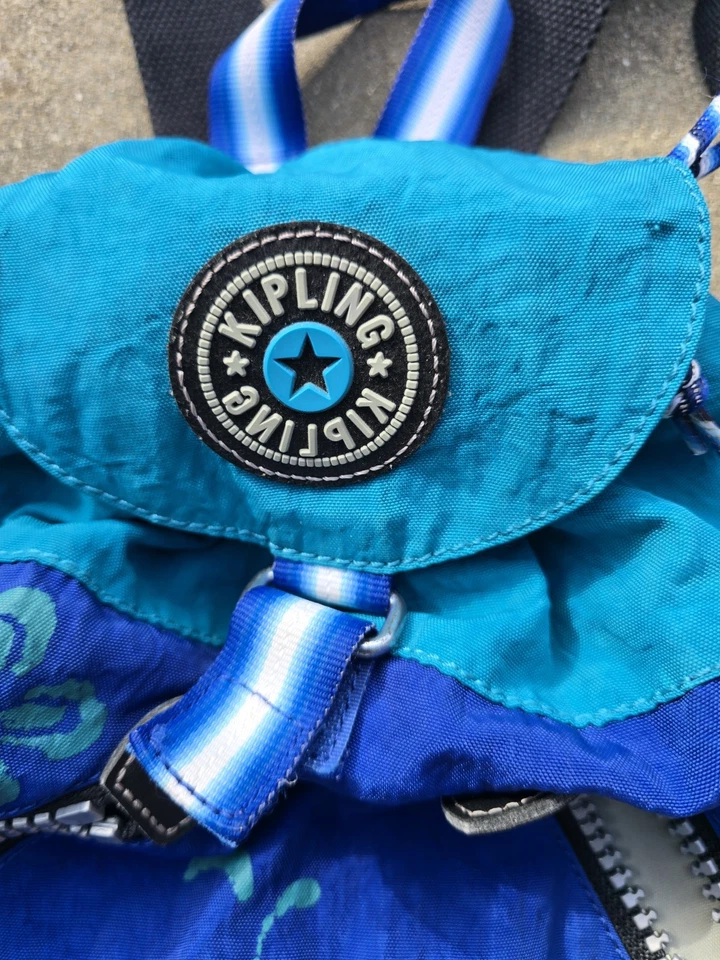 Mochila con cordón azul hawaiano Kipling vintage años 90 con cremalleras ajustables Foto 3 de 4