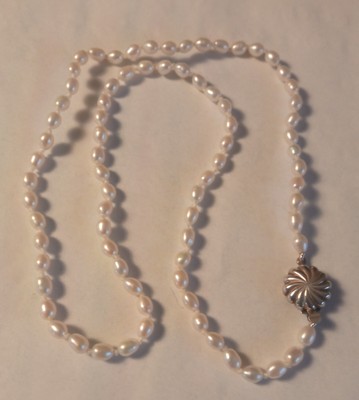 Collar de perlas con cierre de plata , largo 50 Cms., perlas de 5mm