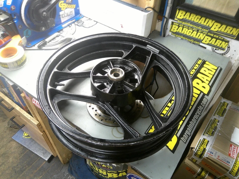 Llanta trasera original 18X 4,00 para Suzuki GSXR 1100 1986-88 Foto 3 de 4