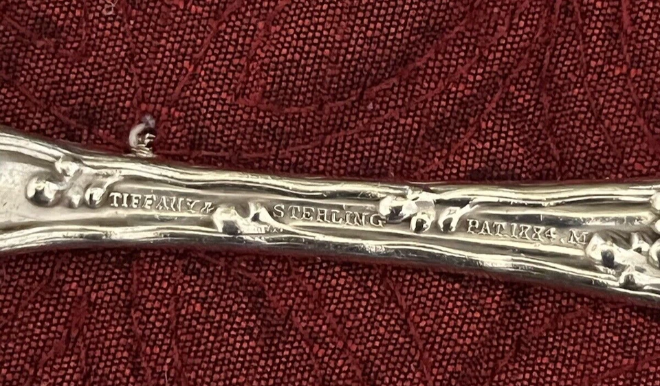 CUCHARA SOPERA TIFFANY & Co PLATA ESTERLINA *CÁSCARA DE BORDE ONDULADO* Pat. 1884 7 1/8" Foto 2 de 4