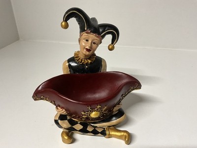 Harlekin Poker Karte Party sitzender Narr Figur hält rote Schale