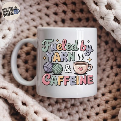 Kaffeetasse für Häkelliebhaber, ''Fueled by Yarn and Caffeine'', lustiges Geschenk