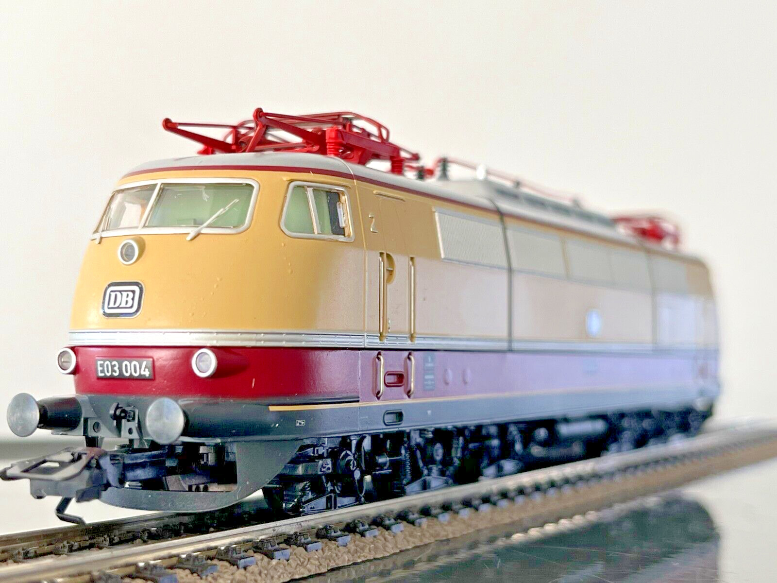 Locomotive BR 103 Trix 22110 DB pour animer les soirées d'automne sur votre réseau de train HO