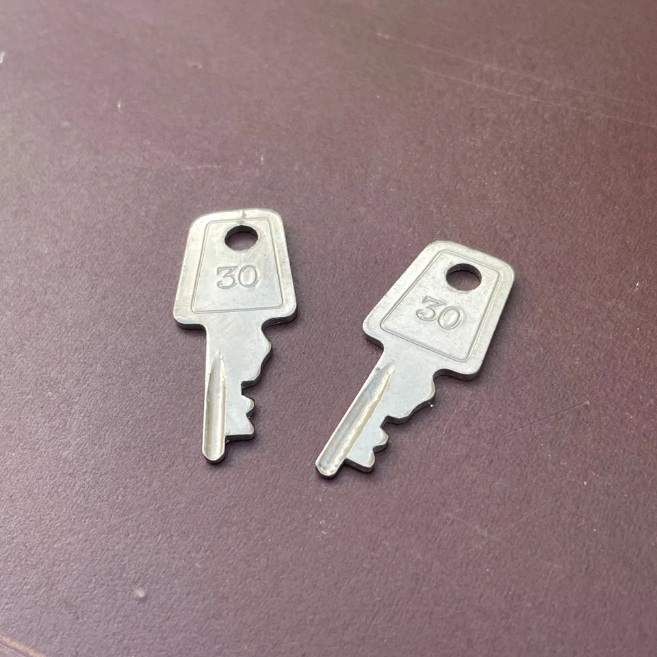 Pair of Vintage 1950/60s Globetrotter hard shell suitcases World's Most Famous - Image 3 of 4