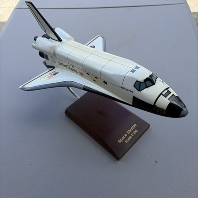 NASA Space Shuttle Orbiter Discovery 1/200 Scale Desk Top Display Model