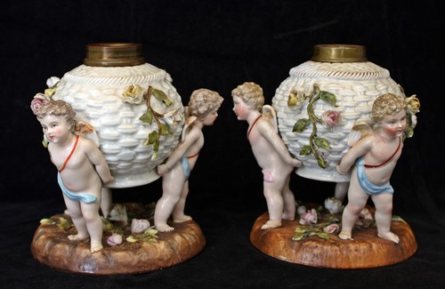 PAIR OF ANTIQUE PLAUE GERMAN PORCELAIN OIL LAMP FONTS CHERUBS, ENCRUSTED FLOWERS - Picture 5 of 8