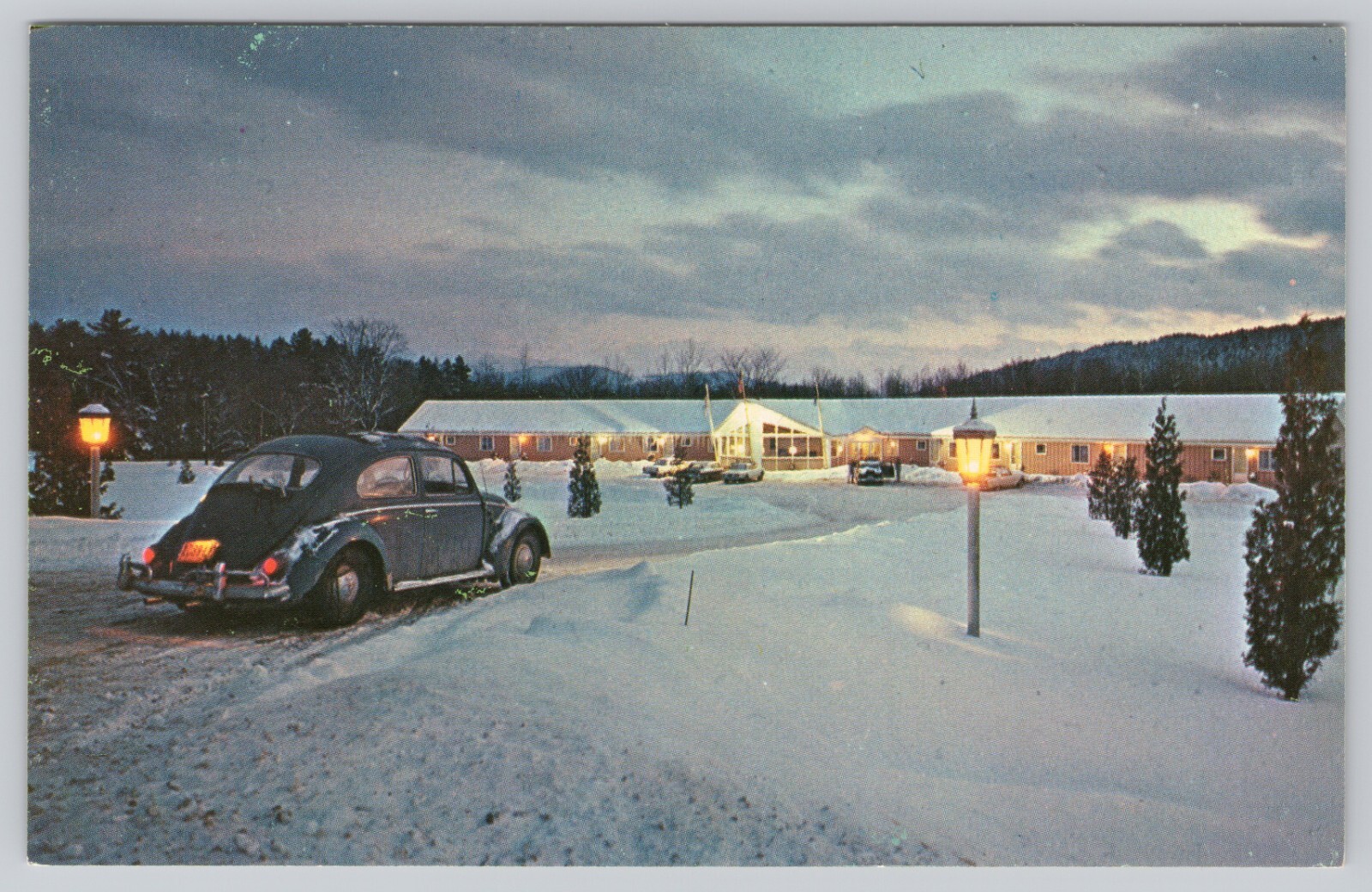 Mountaineer Motor Inn at Mt Mansfield, Stowe, VT - VW Bug 1960s VTG Postcard UNP