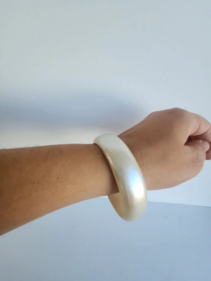 Brazalete Brazalete Lucite Vintage Blanco Perla Difícil de Encontrar Resina Brillante Plástico Años 90 Y2K LEER Foto 4 de 4