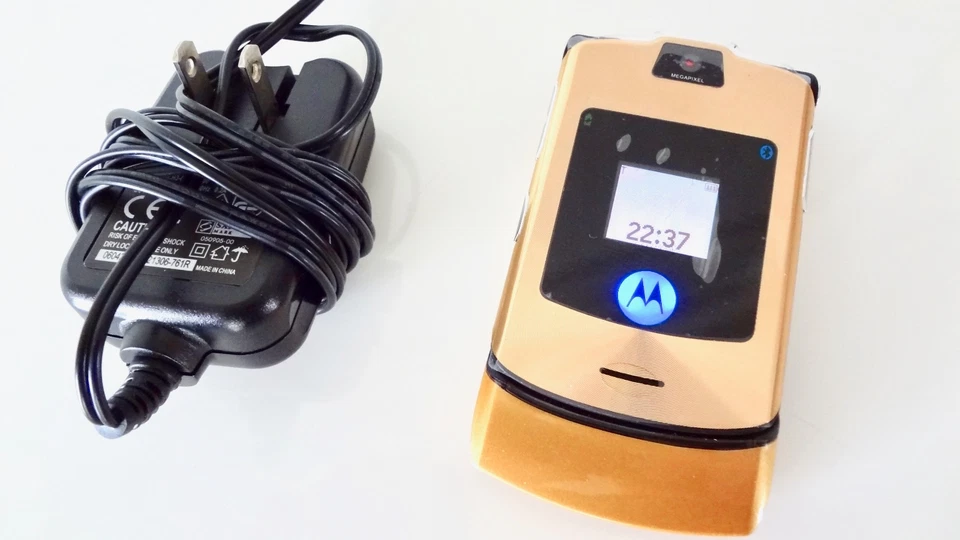 Cell Phone MOTOROLA RAZR RAZR V3i GOLD S. Edition UNLOCKED . AT&T T-MOBILE - Image 3 of 4