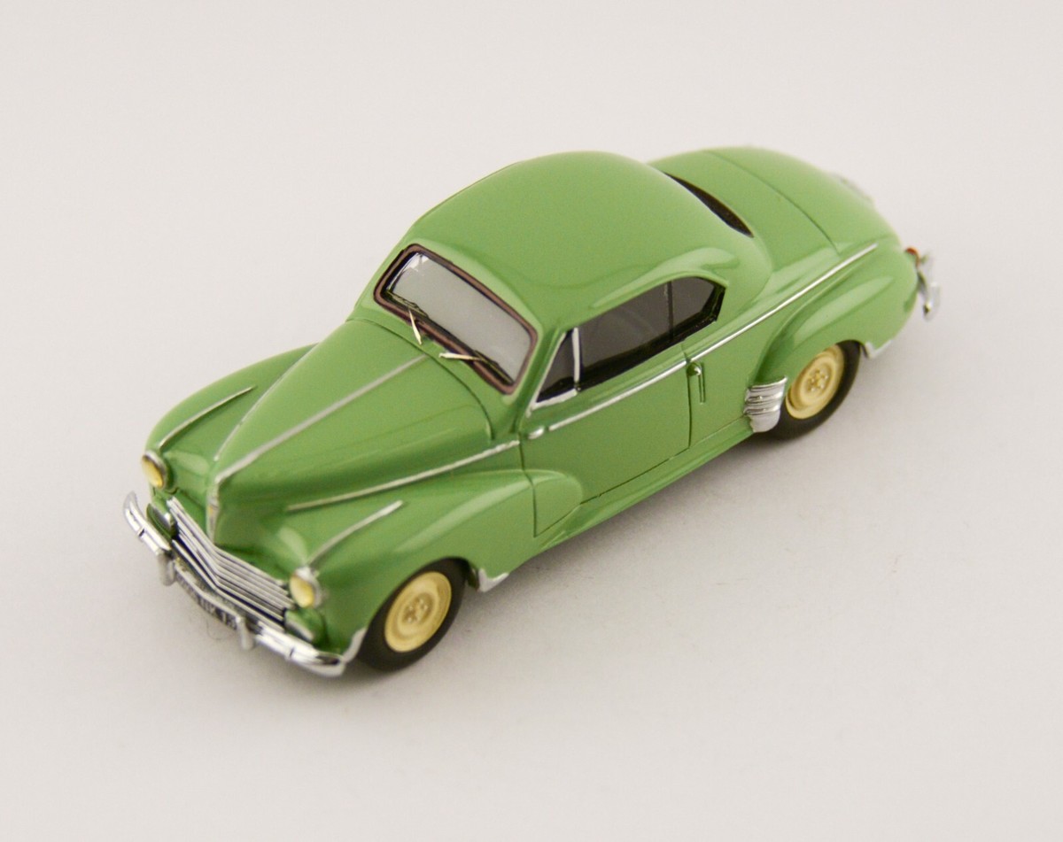 LOT DE 2 Voitures 1/43 - Peugeot 203 - une Solido et une vieille Norev