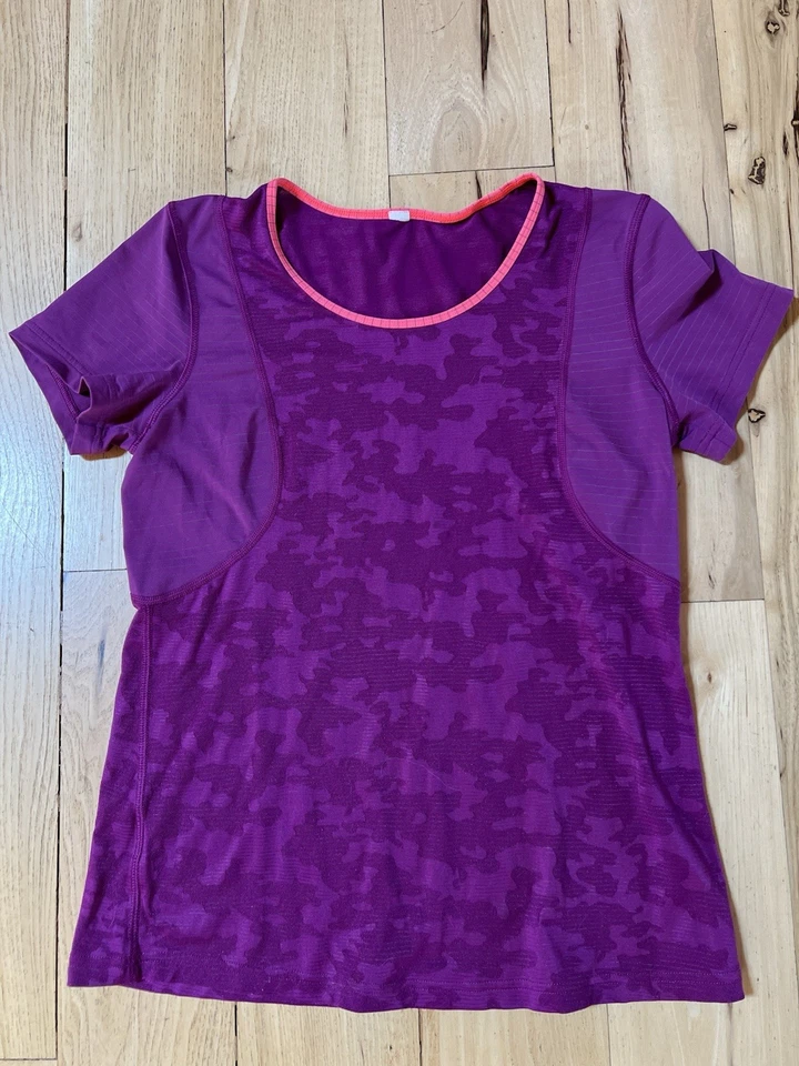 Lululemon 花卉弹力短袖上衣,紫色/粉色装饰,无标签,尺寸 4 — 第 4/4 张图片