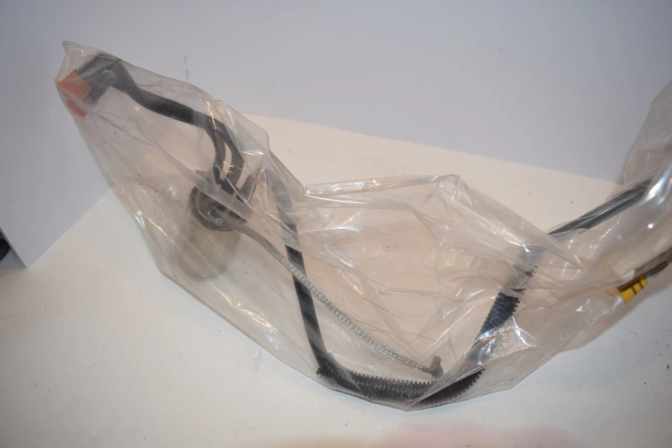 Filtro de combustible con mangueras 05140676AA - C68 MOPAR GENUINO NUEVO DE STOCK Dodge, Chrysler Foto 2 de 4