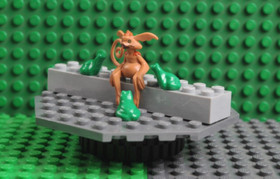 Lego Star Wars Salacious B Crumb Minifigure + 3 Frogs From Jabba's Palace 9516