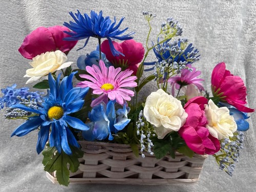 Composizione floreale artificiale in cesto di vimini con fiori rosa bianchi e blu - Foto 2 di 5