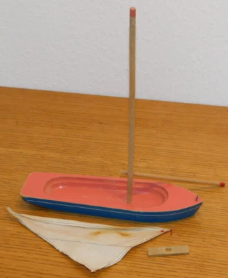 ANCIEN bateau voilier de bassin VINTAGE JOUET en BOIS coque VOILE tirot borda ?? - Photo 1/4