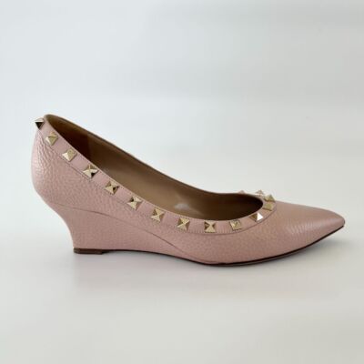 ♡♡VALENTINO ピンクスタッズ フラットシューズ 38美品♡♡♡ Valentino pink leather rockstud pointed toe wedge pumps, size 38.5