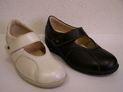 Finn Comfort Stretch Zwolle in Muschel und Schwarz, Wechselfußbett & Schuhbeutel