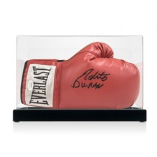 Von Roberto Duran signierter Boxhandschuh. Vitrine