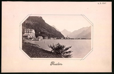 Fotografie Flüelen, Seeblick mit Ortsansicht um 1885, Foto in Passepartout eing 