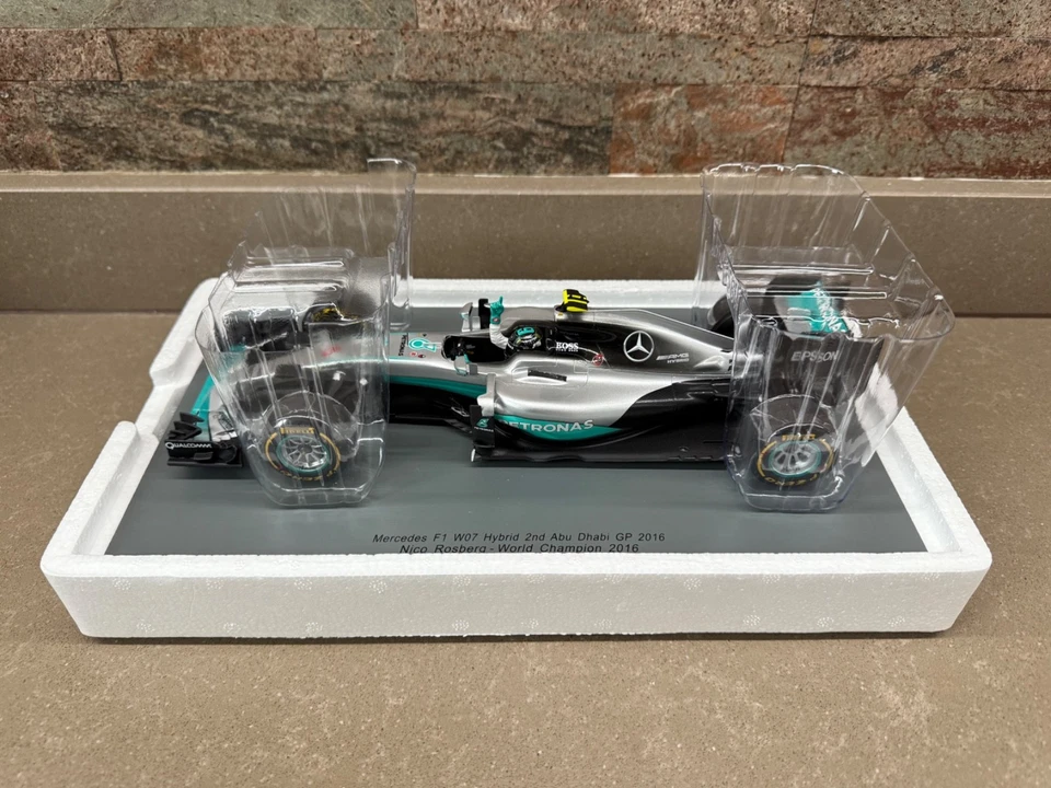 Nico Rosberg Abu Dhabi World Champion 2016 1:18 Spark Mercedes F1 - Bild 2 von 4