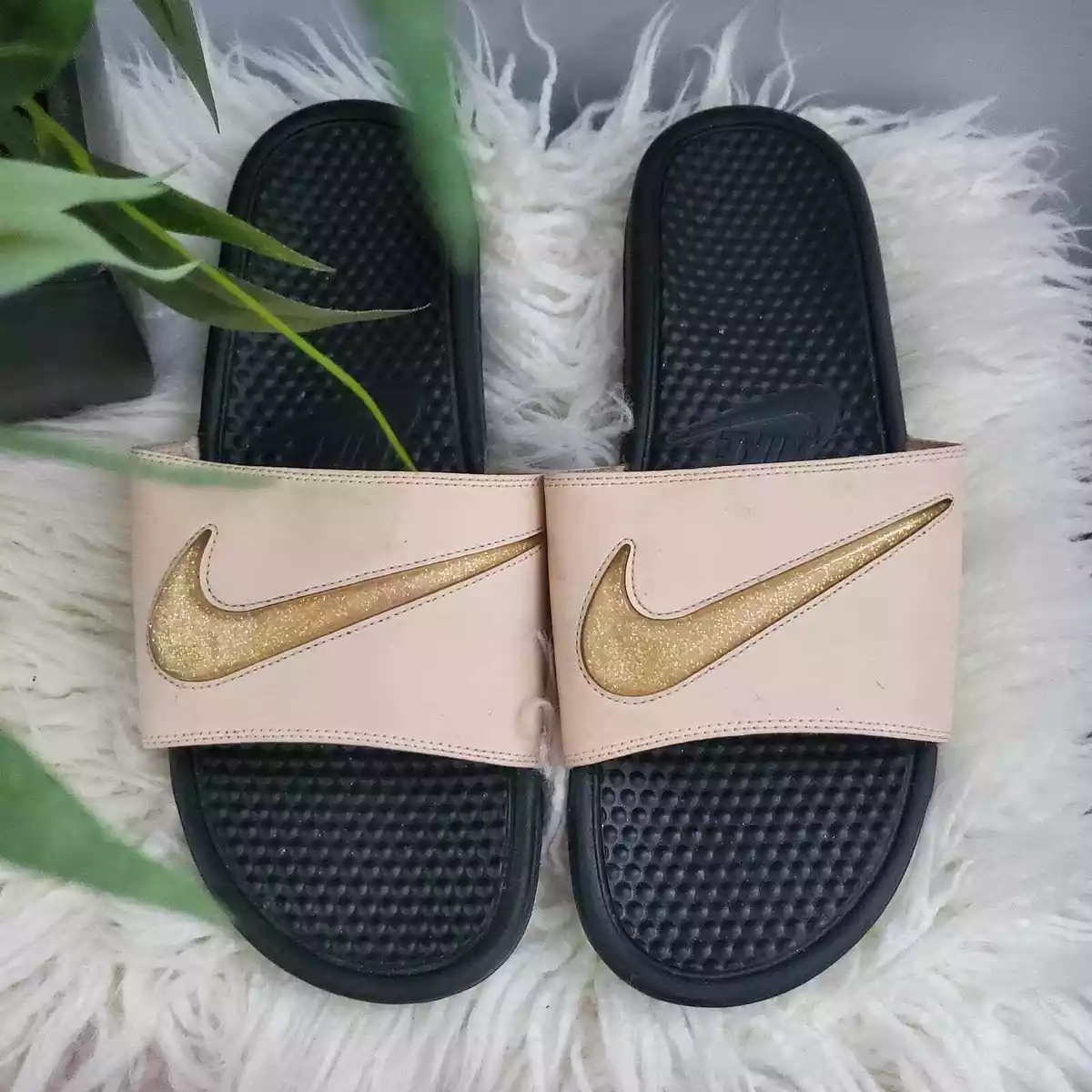 Nike benassi shop gold swoosh