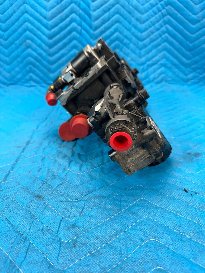 Volvo VNL Bendix Air Bracke Relay Valve Assembly K105561 W/2x M40hf