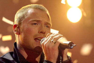 Ronan Keating on stage at ASDAs Tickled Pink Girls Night In chari- 2004 Photo 3