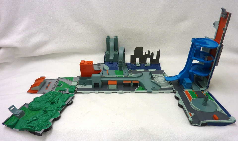 VINTAGE MICRO MACHINES SUPER STUNT CITY SEMI TANKER TRUCK PLAYSET HASBRO 2001 - Image 2 of 4