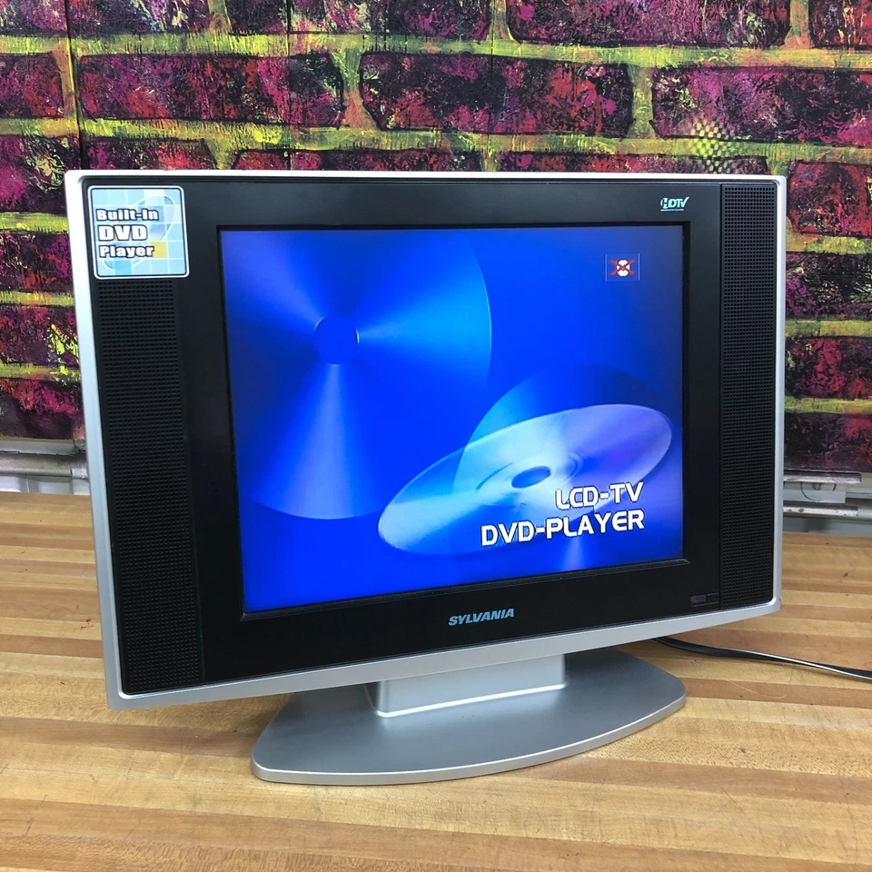 Sylvania LD155SC8 15" 720p LCD TV/DVD Player Component/S-Video for Retro Gaming - Image 4 of 4