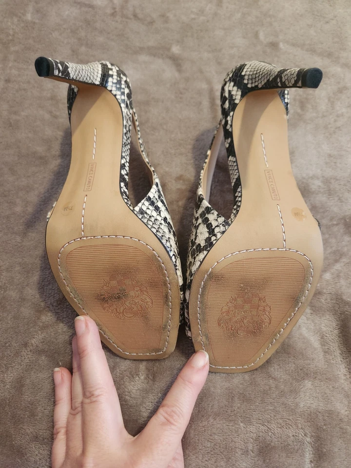 Estampa de cobra Vince Camuto Peeptie Slingbacks tamanho 7.5 feminino - Imagem 4 de 4