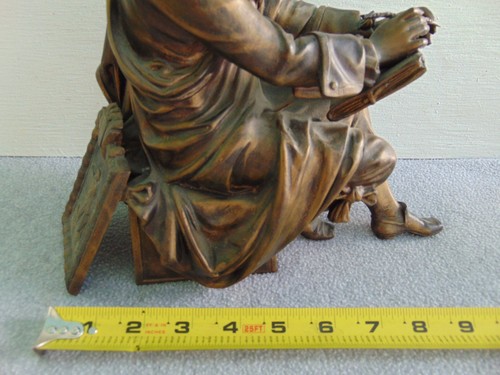 ALTE ANTIKE MANTEL REGAL UHR FIGUR AUFSATZ STATUE MANN MIT STIFT BÜCHER - Bild 4 von 13
