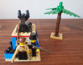 LEGO Adventurers: Oasis Ambush (5938) Used, w/ Instructions. Great Condition.