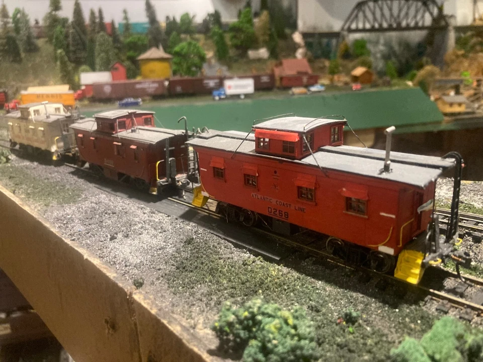 TRIO OF ACL ATLANTIC COAST LINE CABOOSES, ASSEMBLED LAZER KITS - Image 4 of 4