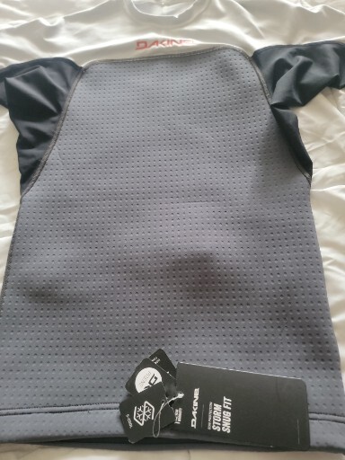 DAKINE SUN PROTECTION STORM SNUG FIT..