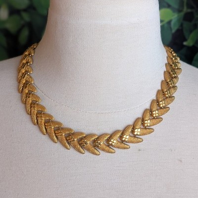 Vintage 80s Gold Collar Necklace Textured Arrow Chain Link Classic Minimalist