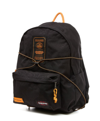 EASTPAK スタッズ装飾 ブラックリュック EASTPAK スタッズ装飾
