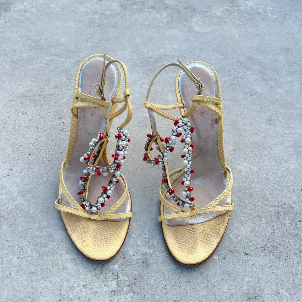 Sergio Rossi | Tacones con tiras de cuero exótico amarillo mantequilla con cuentas blancas rojas (35,5) Foto 2 de 4