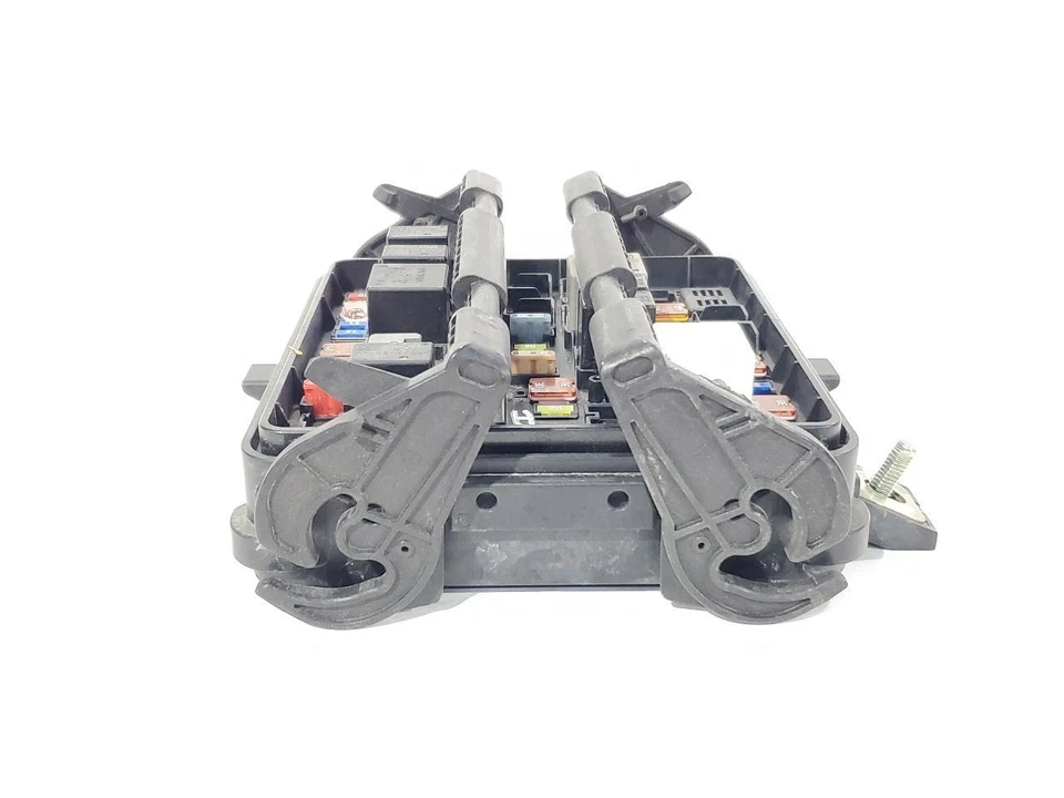 2014 2015 2016 2017 Chevrolet Caprice OEM Engine Fuse Box 92291798 - Image 3 of 4