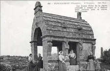 J 01 / DPT 29 TOP CPA PLOUGASNOU BELLE ANIMATION JEUNES FILLES