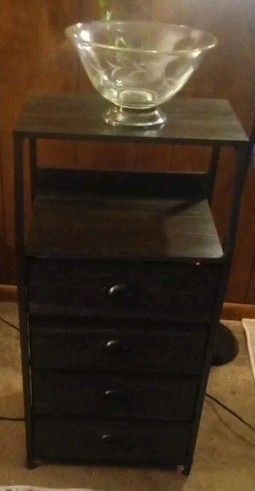 Cômoda de quatro gavetas com prateleira preta e metal/US$ 65 - Imagem 4 de 4