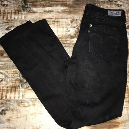 Levis Flatters And Flaunts Skinny Leg 