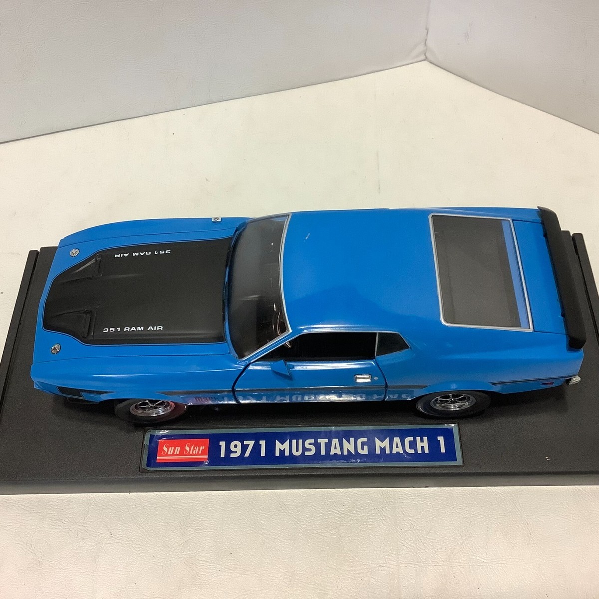 Sunstar 1971 Ford Mustang Mach 1 Diecast Car Blue 1:18 Scale
