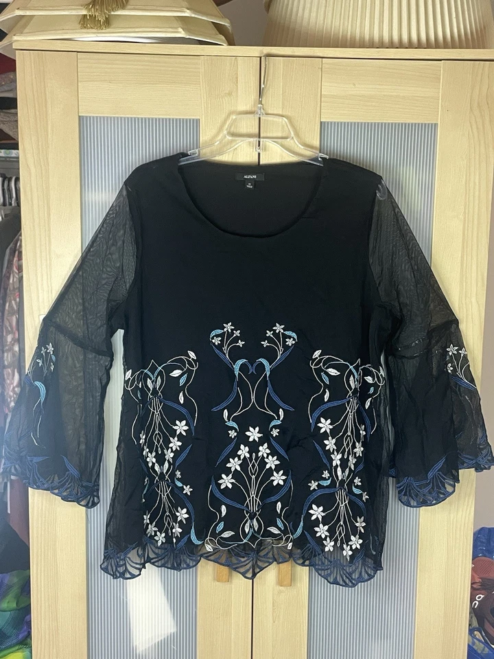 Blusa Top Bordada Alfani Negra Azul Floral Campana Talla 2X XXL Boho Caprichosa Gótica Foto 2 de 4