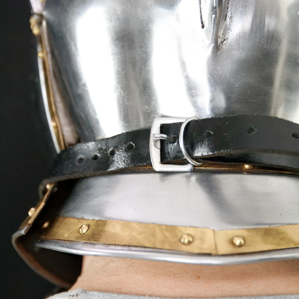 Juego de 3 piezas de justas medievales: casco de armadura centurión de latón, soporte y bolsa de cuero Foto 3 de 4