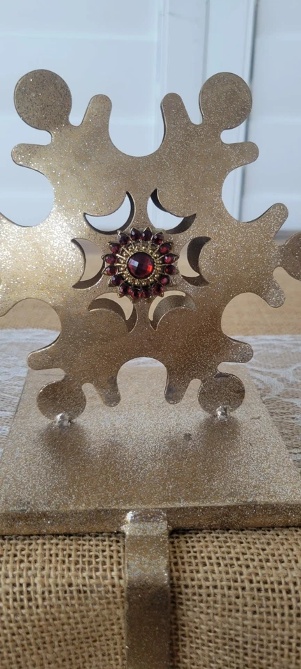 Colgador de medias doble copo de nieve dorado envejecido vintage con centro rojo brillante Foto 3 de 4